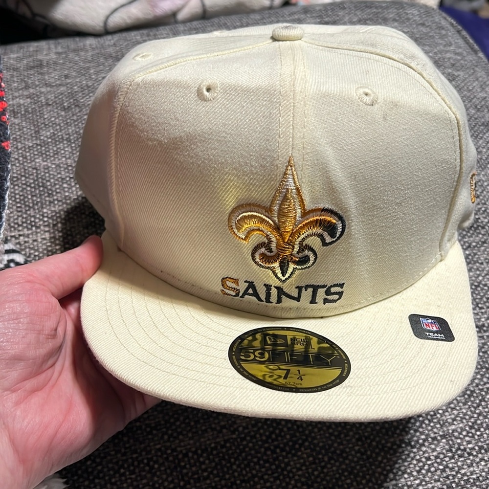 NWT Men's New Orleans Saints New Era Cream Chrome Color Dim 59FIFTY Fitted Hat